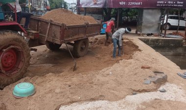 सड़क की जमीन पर भवन निर्माण सामाग्री रखने वालों के खिलाफ प्रकरण दर्ज, 8 ट्रेडर्स संचालक से सामान जब्त