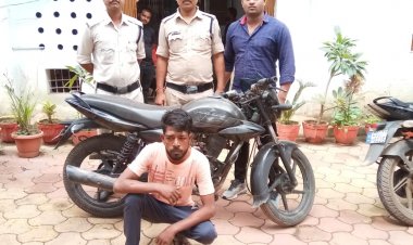 चोरी की मोटर साइकिल बेचने तलाश रहा था ग्राहक, आरोपी चढ़ गया खुर्सीपार पुलिस के हत्थे
