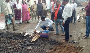 पार्षद रामानंद मौर्य ने किया 10 लाख से बनने वाले सीसी रोड का भूमि पूजन