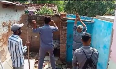 गौ हत्यारे के मकान को जिला प्रशासन ने ढहाया