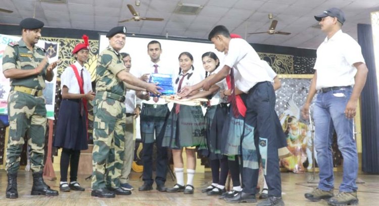 गुरु शिक्षा के माध्यम से एक साधारण छात्र को बनाता है सर्वोत्कृष्ट