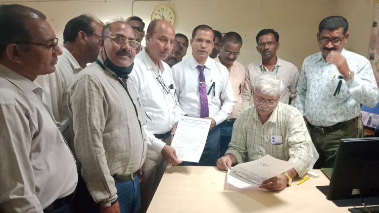 LIC अभिकर्ताओं ने लाल गुलाब देकर शाखा प्रबंधक व एलआईसी के अधिकारियों से मांग समर्थन...राष्ट्रपति, पीएम व चैयरमैन के नाम सौंपे ज्ञापन