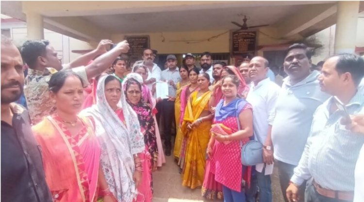 भाजपा पार्षदों के वार्डो में रोका जा रहा विकास कार्य, नगर पालिका परिषद दल्ली राजहरा का घेराव कर जमकर किया प्रदर्शन