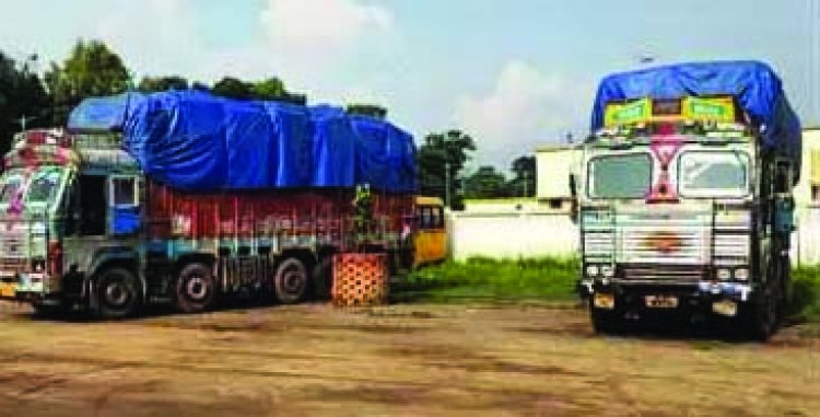 छत्तीसगढ़ से अवैध रूप से झारखंड में धान सप्लाई करने ले जाते 2 ट्रक जब्त