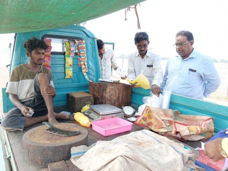 शराब दुकान के सामने ऑटो पर बेच रहा था मीट व डिस्पोजल, सामान को किया जब्त