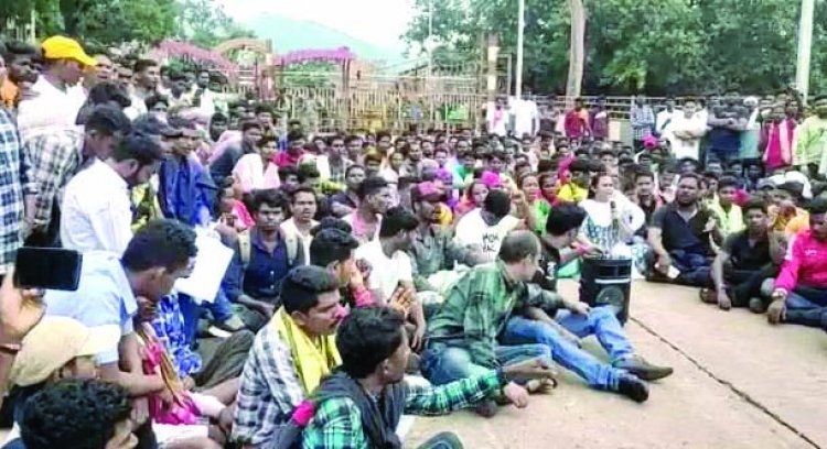 एनएमडीसी बचेली के खिलाफ आदिवासी युवाओं ने खोल मोर्चा , मूलभूत सुविधाओं सहित रोजगार की मांग