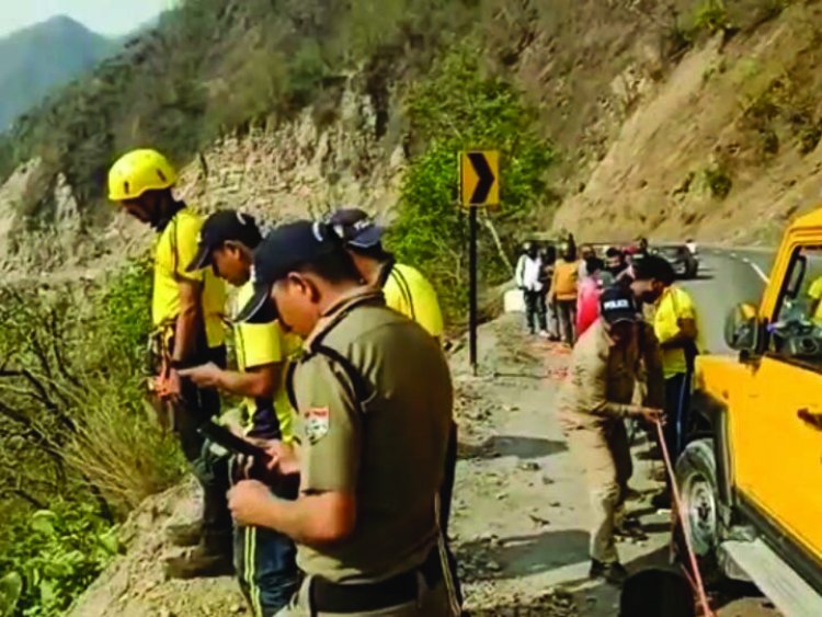 बदरीनाथ हाईवे पर हादसा: ब्रह्मपुरी आश्रम के पास खाई में गिरी मुंबई के यात्रियों की टैक्सी, तीन की मौत