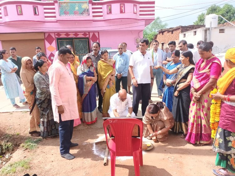 नेवई बस्ती में बनेगी 8 लाख से सड़क,  प्रदेश महामंत्री व महापौर ने किया भूमिपूजन