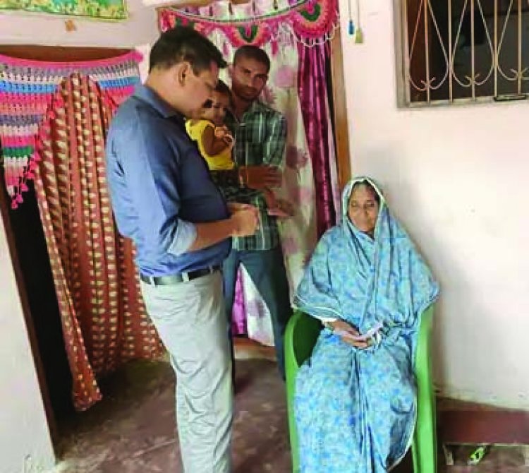 राइस मिलरों की धाेखाधड़ी से परेशान आत्महत्या कर चुके किसान की पत्नी को SDM ने दिलाया 3,67,826 रुपए का चेक