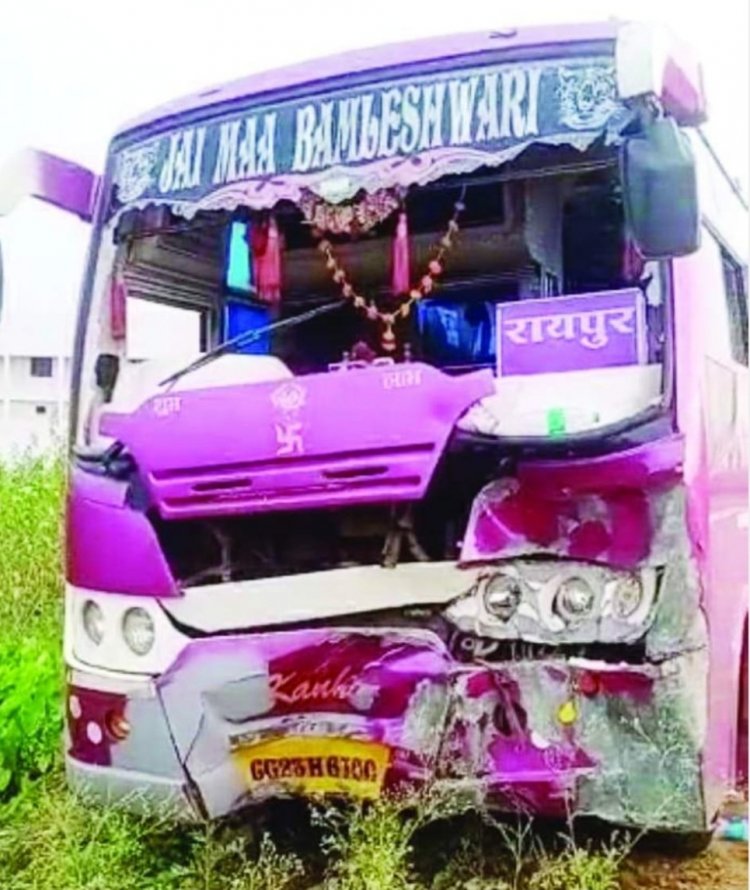 बस और बाइक की टक्कर में एक ही परिवार के तीन लोगों की मौत
