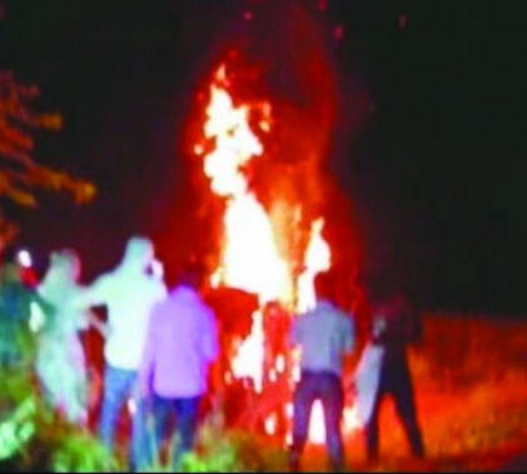 दुष्कर्म के बाद जिंदा जलाया: रात के अंधेरे में टॉर्च की रोशनी में अंतिम संस्कार