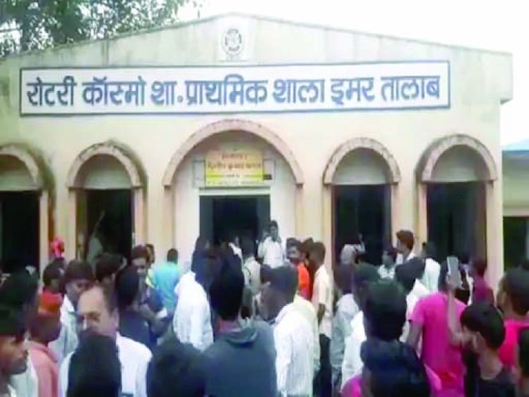 छात्रा से छेड़छाड़ करने वाले सरकारी स्कूल के प्राचार्य की परिजनों ने की जमकर पिटाई