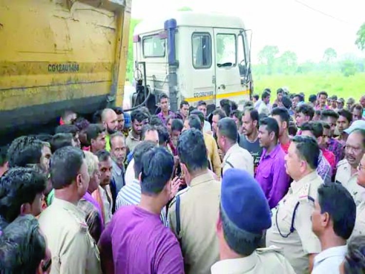 सड़क किनारे खड़े बालक को ट्रेलर ने रौंदा
