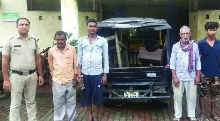  पुलिस ने 4 चोरों को बंद फैक्ट्री में चोरी करते रंग हाथों पकड़ा