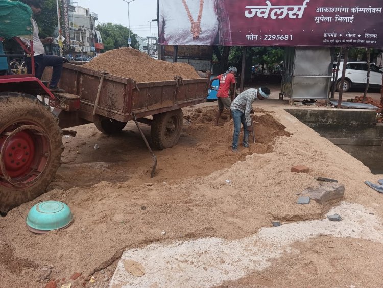 सड़क की जमीन पर भवन निर्माण सामाग्री रखने वालों के खिलाफ प्रकरण दर्ज, 8 ट्रेडर्स संचालक से सामान जब्त