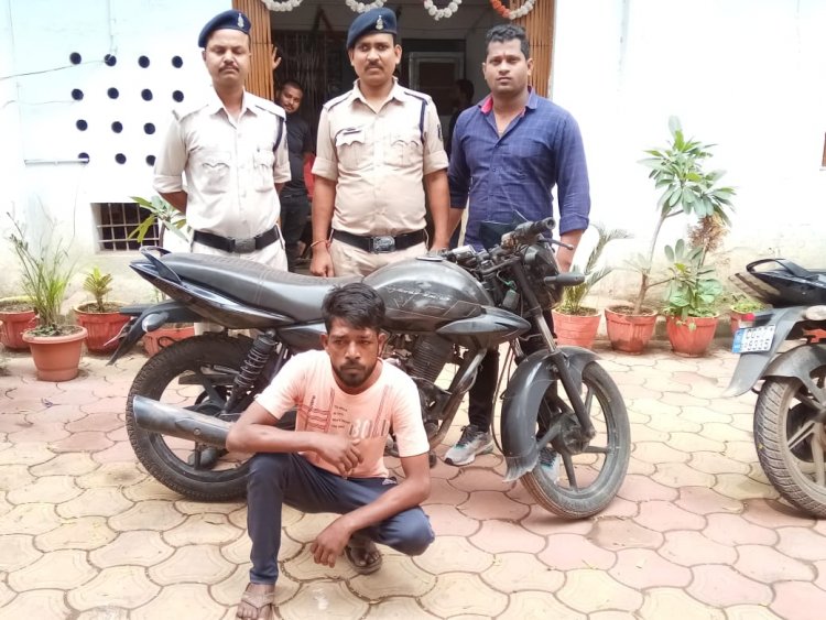 चोरी की मोटर साइकिल बेचने तलाश रहा था ग्राहक, आरोपी चढ़ गया खुर्सीपार पुलिस के हत्थे