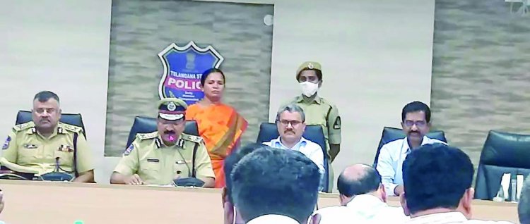 खूंखार नक्सल कमांडर रमन्ना की पत्नी सावित्री ने किया समर्पण
