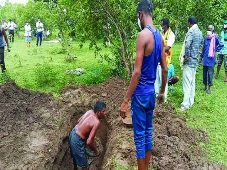 परिजनों ने बिना पोस्टमॉर्टम के ही दफना दिया था शव, 3 महीने बाद पहुंची पुलिस ने कब्र खोदकर निकाला
