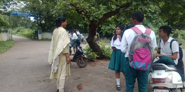 स्कूल के छुट्टी के समय बाहर भीड़ जमा कर बच्चियों पर छींटाकशी करने वालों पर रक्षा टीम ने कसा शिकंजा