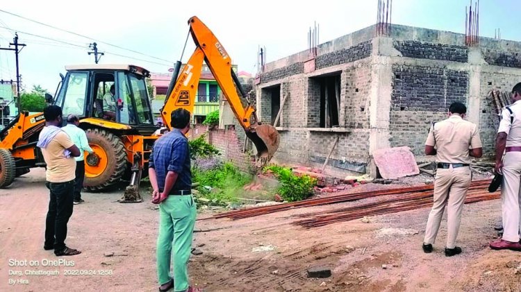 रिसाली में बिना अनुज्ञा के भवन निर्माण पर निगम का चला बुलडोजर, नोटिस के बाद भी निर्माण कार्य चालू था