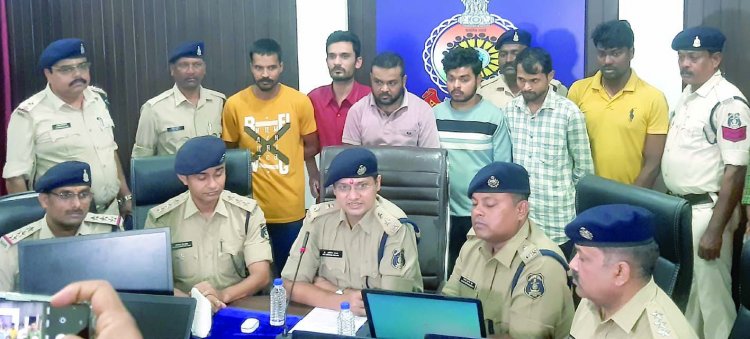 सेक्टर 10 भिलाई के व्यापारी संघ के अध्यक्ष का पुत्र अनुभव जैन निकला महादेव ऑनलाइन सट्टा का मुख्य खाईवाल! बेरोजगारों को नौकरी दिलाने के नाम पर लगा दिया ऑन लाइन सट्टा खिलाने के काम में, 6 गिरफ्तार