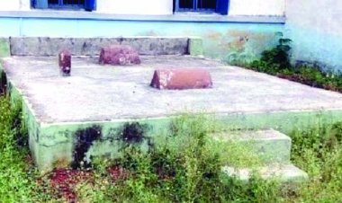 स्कूल में मरम्मत के पैसे से बनवा दी मजार, मुस्लिम प्राचार्य को किया निलंबित