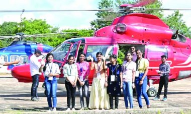 छत्तीसगढ़ बोर्ड के 119 टॉपर स्टूडेंट्स को हेलीकॉप्टर से करा रहे सैर