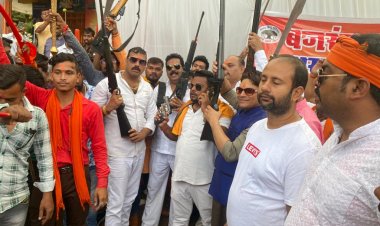 बजरंग दल ने शस्त्र पूजन कर निकली विशाल शोभायात्रा, मुसलमानों ने की फूलों की वर्षा