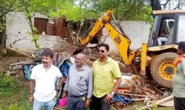 भिलाई: पूर्व पार्षद के अतिक्रमण पर चला बीएसपी का बुलडोजर, पुलिस की मौजूदगी में करोड़ों की जमीन पर बने अवैध कब्जे को कराया खाली