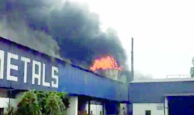 एक के बाद एक दो फैक्ट्री में लगी भीषण आग, 2 घंटों के मशक्कत के बाद पाया गया काबू