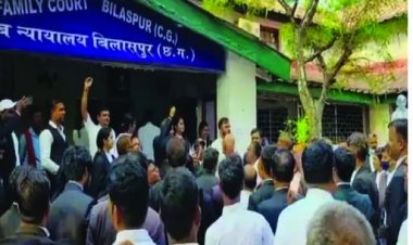 वकील को कोर्ट से बाहर निकाल दिए जाने से नाराज वकीलों ने जर्ज के खिलाफ किया प्रदर्शन