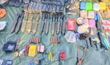 पुलिस-नक्सली मुठभेड: विस्फोटक पदार्थ, नक्सली साहित्य एवं भारी मात्रा में दैनिक उपयोगी की सामाग्री बरामद