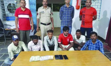 मोमबत्ती की रोशनी में जुआ खेलते 6 गिरफ्तार