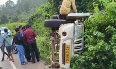 पिकअप पलटने से एक की मौत दो गंभीर