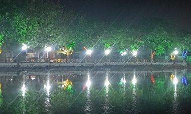 महापर्व छठ पर दूधिया रोशनी से नहाया स्मृतिनगर तालाब