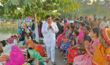 व्रतधारियो से की मुलाकात कर विधायक देवेंद्र यादव ने लिया आशीर्वाद