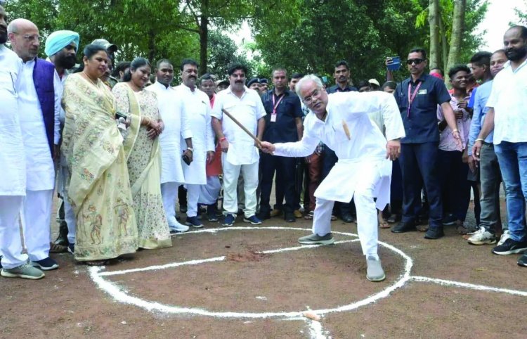 मुख्यमंत्री भूपेश बघेल ने लालबाग में खेला गिल्ली डंडा, छत्तीसगढ़िया ओलम्पिक का किया शुभारंभ