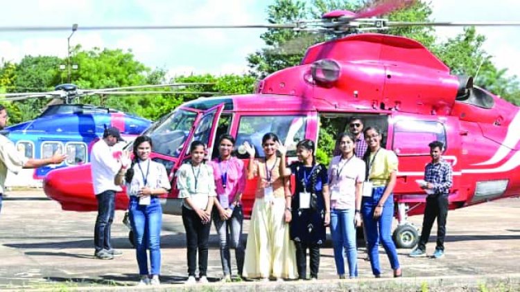 छत्तीसगढ़ बोर्ड के 119 टॉपर स्टूडेंट्स को हेलीकॉप्टर से करा रहे सैर