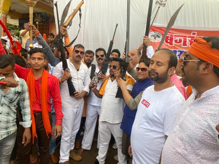 बजरंग दल ने शस्त्र पूजन कर निकली विशाल शोभायात्रा, मुसलमानों ने की फूलों की वर्षा
