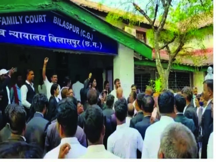 वकील को कोर्ट से बाहर निकाल दिए जाने से नाराज वकीलों ने जर्ज के खिलाफ किया प्रदर्शन