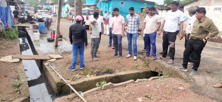 रिसाली: बंद स्ट्रीट लाइट पर भड़के आयुक्त ठेका कंपनी को किया तलब, एमआईसी मेम्बर व आयुक्त पहुंचे जोरातराई