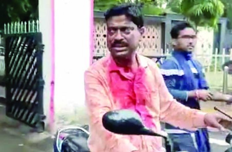 जमीन विवाद को लेकर कलेक्टोरेट के सामने भाइयों में खूनी संघर्ष, एक गंभीर
