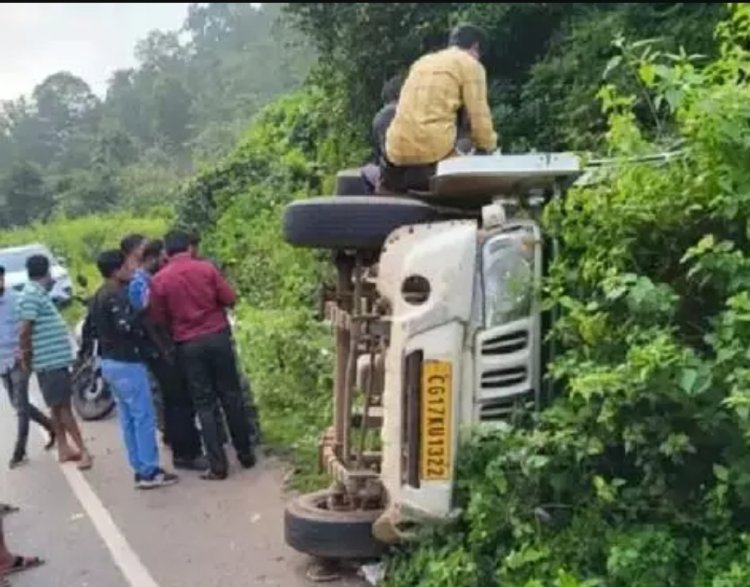 पिकअप पलटने से एक की मौत दो गंभीर