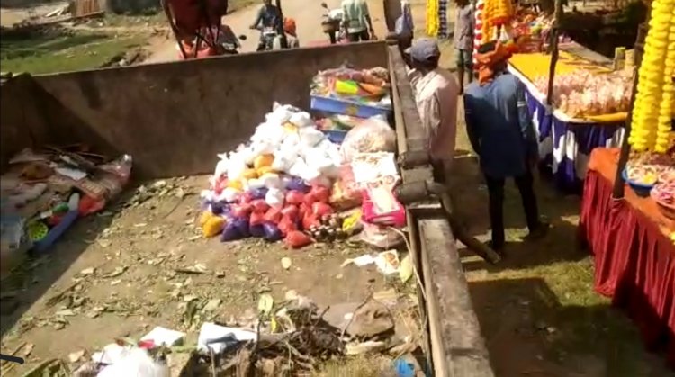 स्मृतिनगर गृह निर्माण सोसायटी भिलाई का कारनामा, धनतेरस के शुभ अवसर पर लक्ष्मी माता की मूर्ति सहित पूजा सामग्रियों को फेंका कचरा उठाने वाली ट्राली में