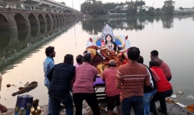 शक्ति की अराधना मां जगद्धात्री की प्रतिमा का विसर्जन
