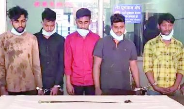 तलवार दिखाकर लोगों को धमकाने वाले 5 युवक गिरफ्तार