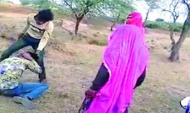 प्यार करने की तालिबानी सजा, प्रेमी को पिलाया पेशाब
