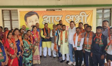 कांग्रेस पार्टी को लगा जोर का झटका, रिसाली के सैकड़ों कार्यकर्ता भाजपा में हुए शामिल