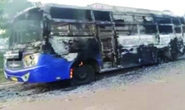 नक्सलियों ने बस रुकवाकर यात्री उतारे और लगा दी उसमें आग