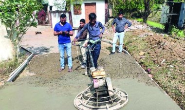 ठेकेदार बिना वाइब्रेटर कर रहा था सीसी रोड निर्माण, रिसाली आयुक्त ने कराया काम बंद